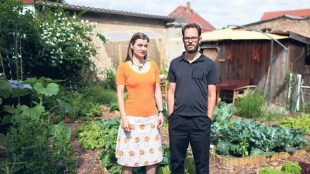 Landliebe. Die Domscheit-Bergs im heimischen Garten ihrer Villa an der Havel. Dass seine Frau Anke zehn Jahre älter ist als er, gefällt Daniel Domscheit-Berg. Foto: Georg Moritz