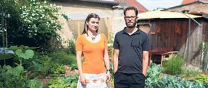 Landliebe. Die Domscheit-Bergs im heimischen Garten ihrer Villa an der Havel. Dass seine Frau Anke zehn Jahre älter ist als er, gefällt Daniel Domscheit-Berg. Foto: Georg Moritz