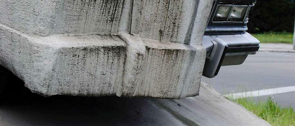 Beton und Blech. Vostells Skulptur aus dem Jahr 1987.