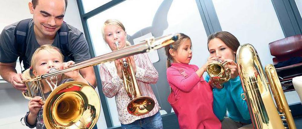Haste Töne. Im Klingenden Museum können Kinder, die noch nie ein Instrument gespielt haben, spielerisch den Umgang damit erlernen – angeleitet von Musikpädagogen. Musik, Kunst, Medien, Naturwissenschaften – all das fördert die Lichtburg-Stiftung. 