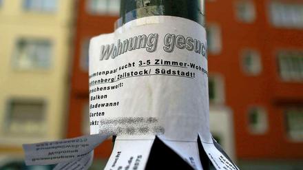 Wohnung gesucht, aber immer schwerer gefunden? Der Mieterbund warnt vor Wohnungsnot in Großstädten.