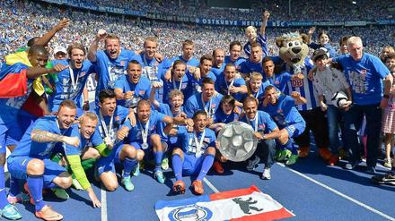 Geht's noch hertha? Berlins Aufstiegsmannschaft im Olympiastadion nach dem 1:1 gegen Cottbus.