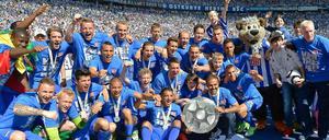 Geht's noch hertha? Berlins Aufstiegsmannschaft im Olympiastadion nach dem 1:1 gegen Cottbus.