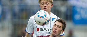 Das letzte direkte Duell in der Bundesliga zwischen Hoffenheim und Kaiserslautern liegt noch gar nicht lange zurück. Im April 2012 gewann die TSG 2:1 am Betzenberg. Im Bild zu sehen sind Andreas Beck (oben) und Konstantinos Fortounis.