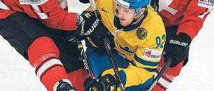 Schweizer Sandwich. Ryan Gardner (l.) und Severin Blindenbacher (r.) umrahmen den Schweden Gabriel Landeskog. Foto: AFP