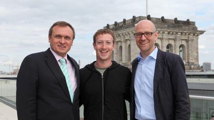 Auf dem Dach des Reichstags: FDP-Politiker Burckhardt Müller-Sönksen (v.l.), Facebook-Gründer Mark Zuckerberg und CDU-Politiker Peter Tauber. 