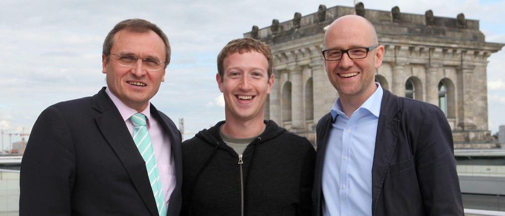 Auf dem Dach des Reichstags: FDP-Politiker Burckhardt Müller-Sönksen (v.l.), Facebook-Gründer Mark Zuckerberg und CDU-Politiker Peter Tauber.