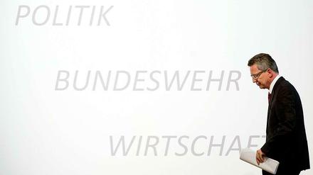 Schlechte Aufklärung. Verteidigungsminister Thomas de Maizière bleibt viele Antworten schuldig. Die Geschichte reicht bis ins Jahr 2001 zurück.
