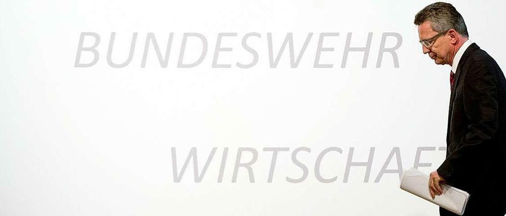 Schlechte Aufklärung. Verteidigungsminister Thomas de Maizière bleibt viele Antworten schuldig. Die Geschichte reicht bis ins Jahr 2001 zurück.