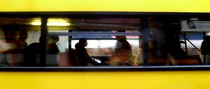 Um einen Platz im Bus zu ergattern, muss man jetzt oft 20 Minuten warten.