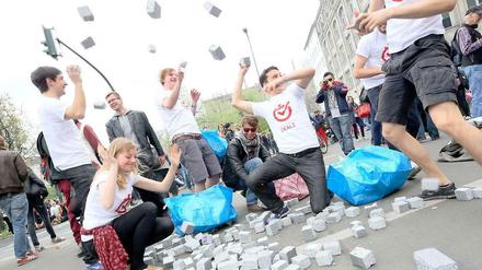 Das weiche Pflaster bricht den Stein. Happening statt Randale in Kreuzberg am 1. Mai.