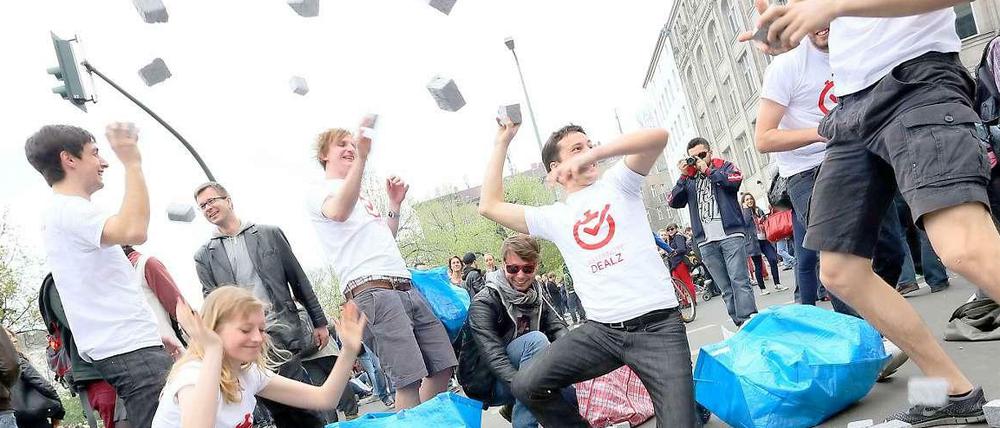 Das weiche Pflaster bricht den Stein. Happening statt Randale in Kreuzberg am 1. Mai.