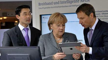 Über Breitbandausbau diskutierten Rösler (l.) und Obermann (r.) bereits 2011 mit Kanzlerin Merkel.