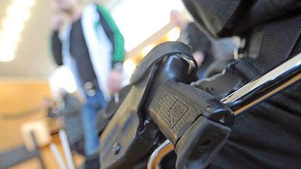 Täglicher Begleiter der Polizisten in Berlin: ihre Dienstwaffe. Nun hat ein Polizist seine Waffe auf einer Tankstellen-Toilette vergessen.