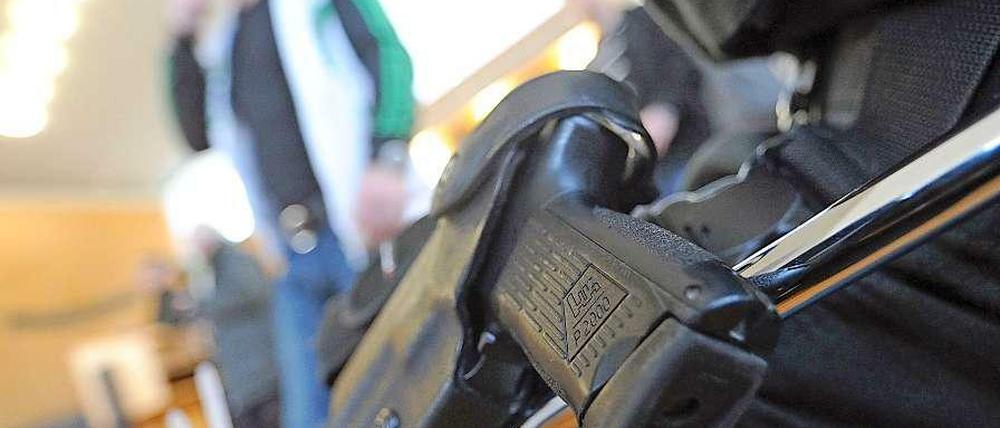 Täglicher Begleiter der Polizisten in Berlin: ihre Dienstwaffe. Nun hat ein Polizist seine Waffe auf einer Tankstellen-Toilette vergessen.