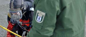 Bergungstaucher im Einsatz am Verbindungskanal in Charlottenburg