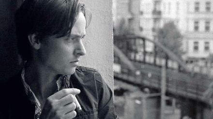 In "Oh Boy" spielt Tom Schilling die Rolle des Niko Fischer, der mit Ende zwanzig an der Welt verzweifelt. 