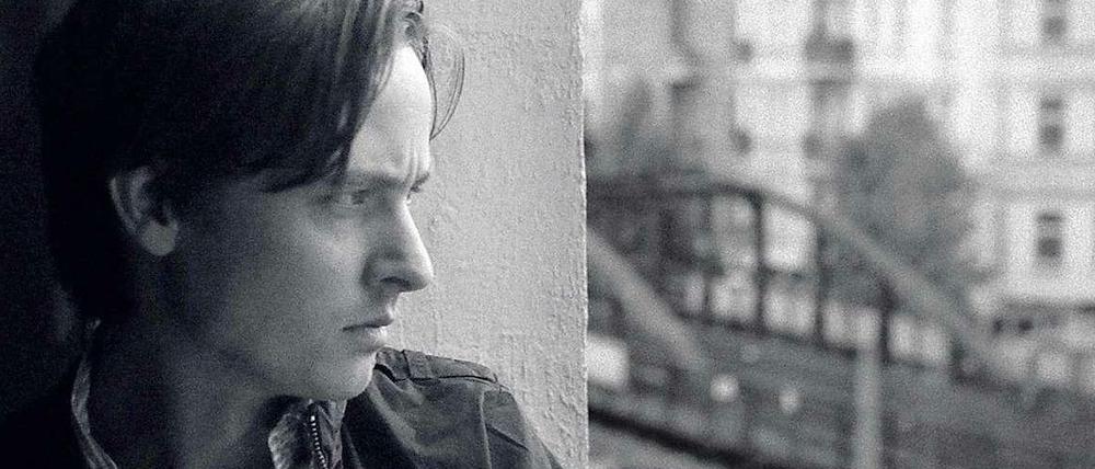 In "Oh Boy" spielt Tom Schilling die Rolle des Niko Fischer, der mit Ende zwanzig an der Welt verzweifelt. 