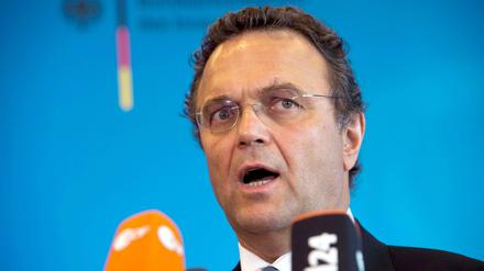 Er fürchtet sich schon, bald wird es Ihnen genauso gehen. Hans-Peter Friedrich (CSU) verkündet das Ende der Freiheit in Deutschland. 