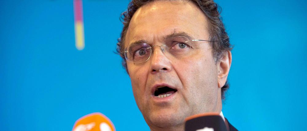 Er fürchtet sich schon, bald wird es Ihnen genauso gehen. Hans-Peter Friedrich (CSU) verkündet das Ende der Freiheit in Deutschland. 