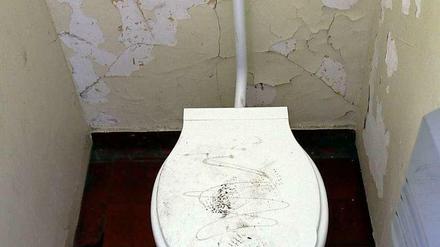 Einen Deckel gibt es, eine Sitzbrille nicht: Die Toiletten in der Grundschule am Weißen See sind nicht in optimalem Zustand. 