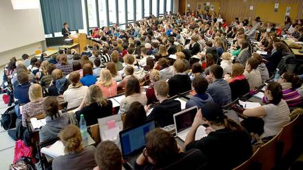 Viele Studierende, zu wenige Professoren. LMU-Präsident Huber sieht in seinem Vorschlag auch eine Lösung für den anhaltenden Andrang von Studierwilligen.