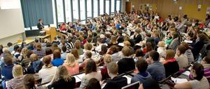 Viele Studierende, zu wenige Professoren. LMU-Präsident Huber sieht in seinem Vorschlag auch eine Lösung für den anhaltenden Andrang von Studierwilligen.