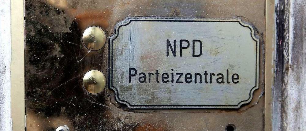 Union und FDP lehnen eigenen NPD-Verbotsantrag des Bundestages ab.