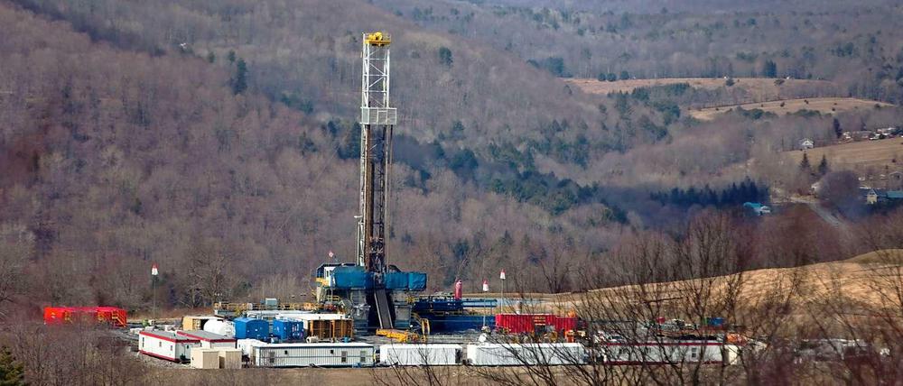 Umstrittener Rohstoff. Um Schiefergas zu gewinnen, muss das Gestein mittels Wasser unter hohem Druck aufgebrochen (gefrackt) werden. Kritiker fürchten Umweltschäden durch Chemikalien, die der Frac-Flüssigkeit zugesetzt werden . 