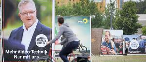 Wahlplakate mit Berlins Innensenator Frank Henkel (CDU) und dem Regierendem Bürgermeister Michael Müller (SPD).