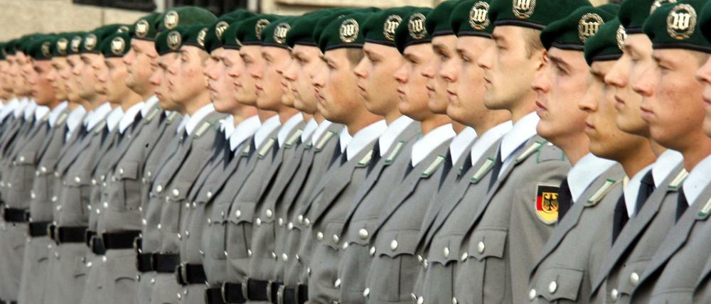  Der Pflichtdienst - hier Rekruten beim Gelöbnis 2009 - ist weiterhin im Grundgesetz verankert.