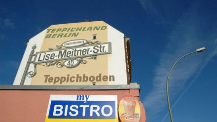 Werbung für das Teppichland an der Lise-Meitner-Straße.