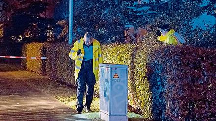 Polizisten auf Spurensuche am Tatort in Hellersdorf. 