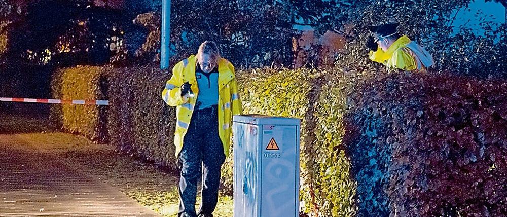 Polizisten auf Spurensuche am Tatort in Hellersdorf.