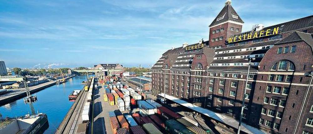 Güter horten für harte Zeiten. Auch am Westhafen lagerten die Vorräte, mit denen sich der Senat auf eine mögliche zweite Blockade West-Berlins vorbereitete. 