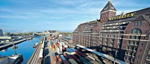 Güter horten für harte Zeiten. Auch am Westhafen lagerten die Vorräte, mit denen sich der Senat auf eine mögliche zweite Blockade West-Berlins vorbereitete. 
