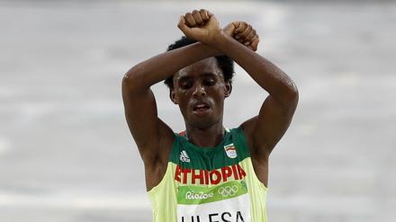 Feyisa Lilesa reckt die Arme zur Geste des Protests.