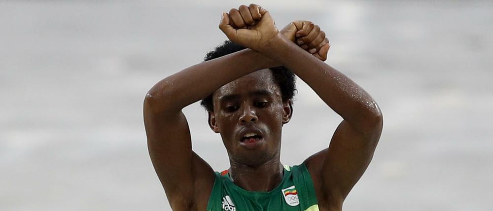Feyisa Lilesa reckt die Arme zur Geste des Protests.