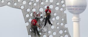 Berliner Helden. Charly und Gunther bergen das Fahrrad vom Molecule Man.