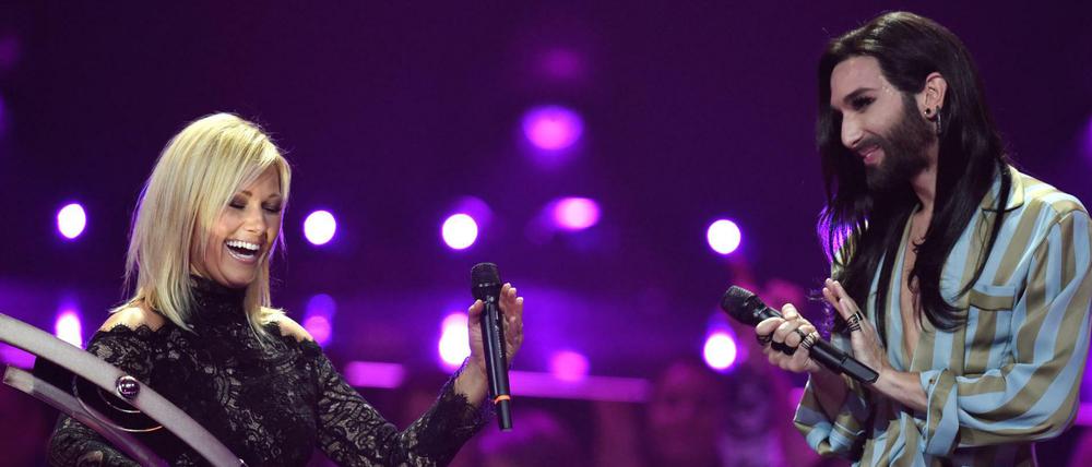 Travestiekünstlerin Conchita Wurst zeichnet Sängerin Helene Fischer in der Kategorie "Bester Live-Act" aus.