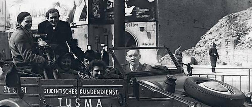 Reklame fahren zwischen Trümmern (1950). 