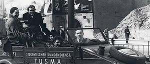 Reklame fahren zwischen Trümmern (1950). 