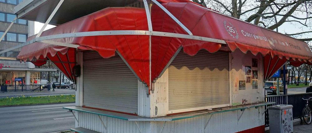 Die Currywurst kommt nicht zurück. Nach langem Leerstand muss die Imbissbude am U-Bahnhof Güntzelstraße weichen.