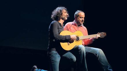 Musik der Erinnerung. Rabih Mroué und sein Bruder Yasser in „Riding on a Cloud“. 
