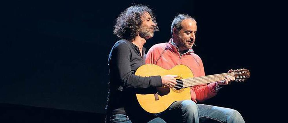 Musik der Erinnerung. Rabih Mroué und sein Bruder Yasser in „Riding on a Cloud“.