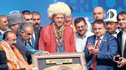 Kein Witz. Auch diese Szene ist im "Extra 3"-Spottlied zu sehen: Präsident Erdogan bei einer Parteiveranstaltung 2014, mit Perücke und turkmenischer Tracht. 