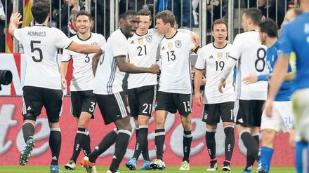 Wir spielen uns langsam ein. Die meisten Profis, die gegen England und Italien dabei waren, werden wohl auch zum Kader für die Europameisterschaft in Frankreich gehören. 