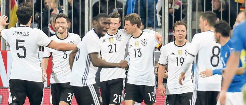 Wir spielen uns langsam ein. Die meisten Profis, die gegen England und Italien dabei waren, werden wohl auch zum Kader für die Europameisterschaft in Frankreich gehören. 