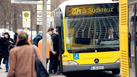 Kommen jetzt öfter. Von Montag an setzt die BVG mehr Fahrzeuge ein.