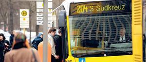 Kommen jetzt öfter. Von Montag an setzt die BVG mehr Fahrzeuge ein.